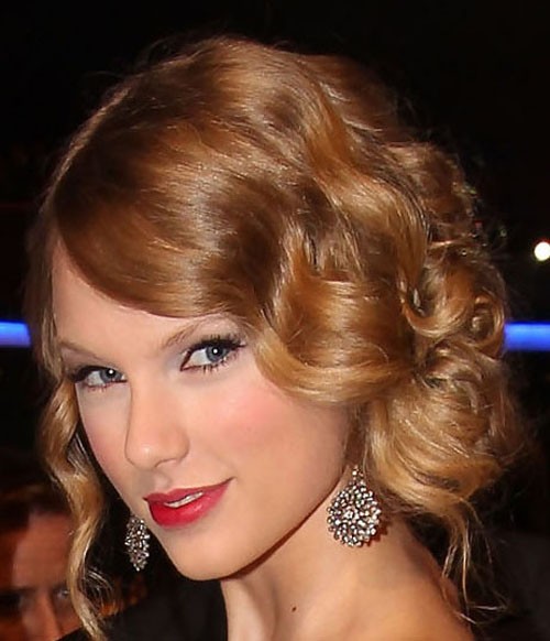 Trẻ trung và quý phái là những điều mái tóc búi kiểu retro này mang đến cho cô nàng công chúa nhạc đồng quê Taylor Swift. Thêm mội đôi khuyên tai tinh tế và một ánh mắt kiêu sa, những lọn tóc nâu vàng trở nên nổi bật và thật thu hút.